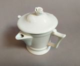 Saucire Fetttrennkanne aus Porzellan mit Rosenknopf