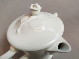 Saucire Fetttrennkanne aus Porzellan mit Rosenknopf