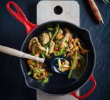 Le Creuset Brat- und Servierpfanne 26 cm hoch - kirschrot