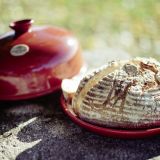 Emile Henry Brot-Set mit Haube - in 3 Farben